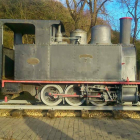 Locomotora de vapor que preside un jardín en las afuerzas de Medina de Rioseco.