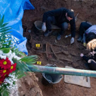 Los familiares llevaron flores a la fosa de Villadangos y quieren poner una placa. ÓSCAR  RODRÍGUEZ-ARMH