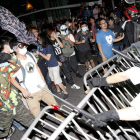 Manifestantes y policías se enfrentan en el centro de Hong Kong.