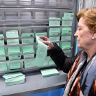 Una mujer elige una papeleta en las un colegio electoral de Almería.