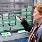 Una mujer elige una papeleta en las un colegio electoral de Almería.