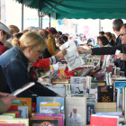 Compradores y curiosos en la Feria del Libro de León durante su edición del año pasado. La del 2016 haría la número 39