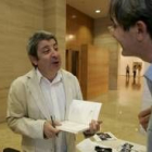 Ovidio Lucio Blanco firma un ejemplar de su libro, ayer en la Obra Cultural de Caja España