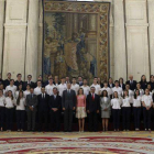 Los Reyes Felipe y Letizia, que recibieron en audiencia en el Palacio Real a los participantes en la IX edición del programa "Becas Europa" de la Universidad Francisco de Vitoria, posan para la foto de familia.