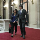 El presidente de la Generalitat, Carles Puigdemont (d), acompañado de su esposa Marcela Topor (i) se dirige al hemiciclo del Parlament.
