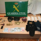 Imagen que muestra lo incautado por la Guardia Civil en la detención de los sospechosos.