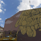 Uno de los murales que ya ha empezado a coger forma en una fachada bañezana. FERNANDO OTERO