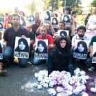 Foto de archivo de varios activistas manifestándose contra la lapidación de Sakineh.