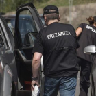 Agentes de la Ertzaintza, en un registro de vehículos, el pasado mes de agosto.