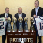 Agentes del FBI y de la policía de Massachusetts posan con las camisetas recuperadas de Tom Brady en el estadio de los Patriots.