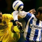 Romero y Marcos Senna disputan un balón en el partido de ayer