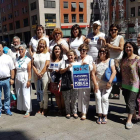 Los integrantes de la plataforma antes de iniciar la campaña informativa en Lazúrtegui. DL