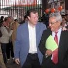 Antonio Silván  y Jesús García, candidato a la alcaldía de Cistierna por el Partido Popular