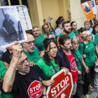 Miembros de la PAH intentan parar un desahucio en València, en septiembre del 2015.