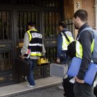 La policía, en un registro en las casas de Madrid supuestamente usadas por el pederasta.