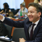 El presidente del Eurogrupo Dijsselbloem da inicio a la sesión celebrada en Bruselas. OLIVIER HOSLET