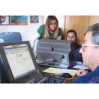 Mayores reciben clases de iniciación a Internet en el telecentro de Santa Elena de Jamuz, ahora cerr