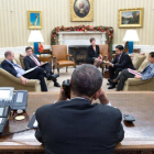 El presidente Obama durante su conversación con Raúl Castro, ayer.