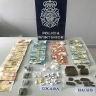 Estupefacientes y dinero intervenido por la policía. DL