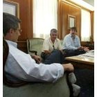 Francisco  Fernández escucha a Jesús López y Juan Arias