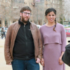 El eurodiputado Miguel Urbán y la coordinadora de Podemos en Andalucía, Teresa Rodríguez, posan antes de presentar en Zaragoza la propuesta 'Podemos en movimiento',