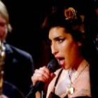 Las bodas de oro de la gala de los Grammy, el mayor espectáculo de la industria de la música, se saldaron hoy con el arrollador éxito de la británica Amy Winehouse, que consiguió cinco de los seis premios a los que aspiraba en la presente edición.