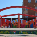 Peripecia Grupa (Iván y Eva) trabajando en su mural en el parque infantil San Isidro Labrador. MEDINA
