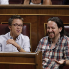 Iñigo Errejón y Pablo Iglesias en sus escaños del Congreso de los Diputados. JUANJO MARTÍN