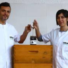Ana Belén Raimóndez y Juan Carlos García, propietarios de Labejazul, empresa apícola berciana afincada en Cacabelos