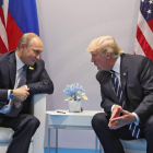 El presidente ruso, Putin, conversa con su homólogo estadounidense, Trump. MICHAEL KLIMENTYEV