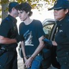 Juan Manuel Morales es conducido por dos policías a los juzgados de Palma tras su detención, el año pasado.