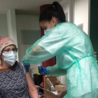 Una celadora de la UCI recibe la vacuna de Moderna. DL