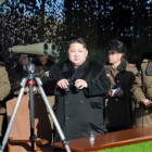 El líder norcoreano Kim Jong-un observa un concurso de artillería militar en Corea del Norte, en una imagen facilitada el martes día 5.