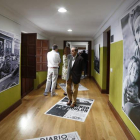 Los visitantes recorren los diferentes paneles que integran la exposición ‘Diario de León: 110 años de verdad a través de su objetivo'.