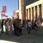 Los trabajadores forestales se manifestaron ayer frente a la sede de la Junta en León