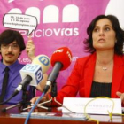 Aaron Santín, de la asociación El Pacto de las Janas, y la concejala María Rodríguez.