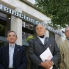 Gumersindo Rodríguez, en el centro, ante la delegación de Hacienda