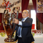 Joaquín Fidalgo, presidente de la peña, muestra la 12 Champions lograda el año pasado. SECUNDINO