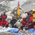 Un grupo de serpas y alpinistas, rodeados de la tonelada de basura que han recogido en el Everest.