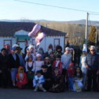 Los vecinos de Morriondo posan con sus disfraces, en un momento de la celebración del carnaval