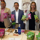 Llamazares, Pablo Barros y Sagrario González muestran los cruchips de Cultural y Astorga. MARCIANO PÉREZ
