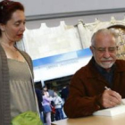 El escritor y académico leonés José María Merino estuvo ayer por la tarde en la Feria del Libro firm