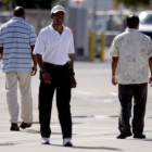 El presidente electo de EE.UU., Barack Obama, ayer en el aeropuerto de Honolulú antes de viajar a Ch