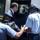 Pistorius, entra en el furgón con destino a la cárcel de Pretoria.