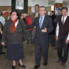 Mercedes Gordón y Mariano Arranz, en el centro de la imagen, durante su estancia en el instituto Vía