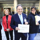 El presidente del Banco de Alimentos, rodeado de autoridades, con los diplomas para los comercios.