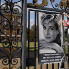 John Loughrey, seguidor de Diana, cuelga un cartel en las puertas del Palacio de Kensington en Londres. TOLGA AKMEN