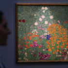 El cuadro de Klimt 'Buerngarten' (Jardín de flores), subastado en Sotheby's de Londres por 56 millones de euros.