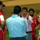 Cadenas se dirige a sus jugadores en el amistoso de Portillo