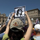 Manifestantes con el retrato de Emanuela Orlandi.